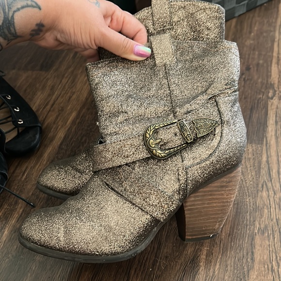 brown boots - Picture 2 of 4